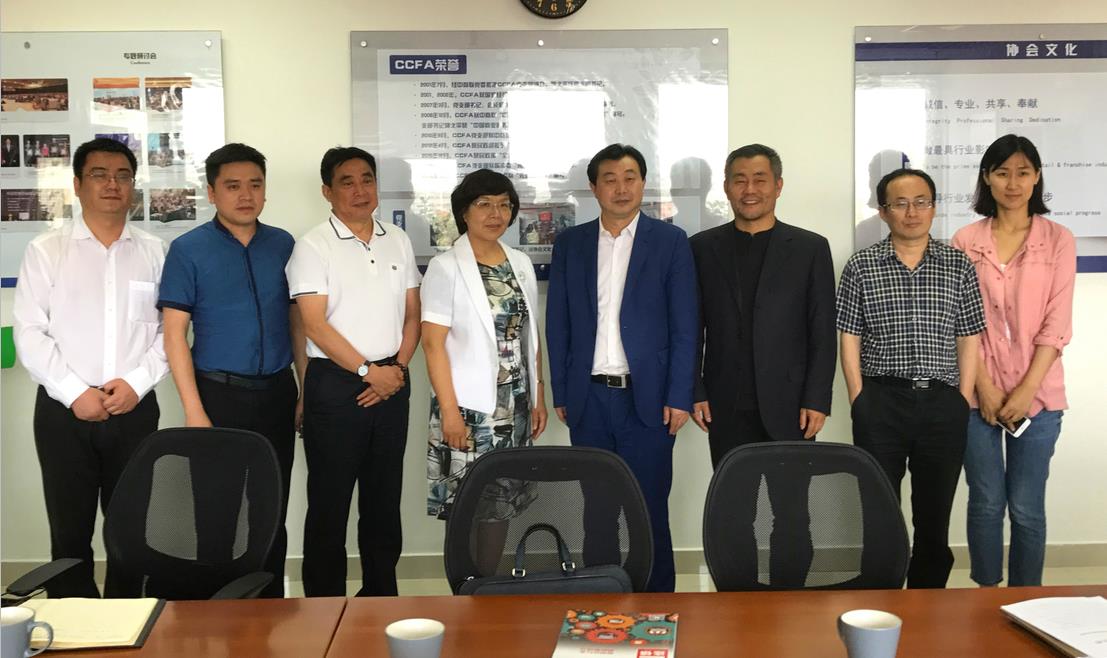南京中央商场吴晓国董事长一行到访协会